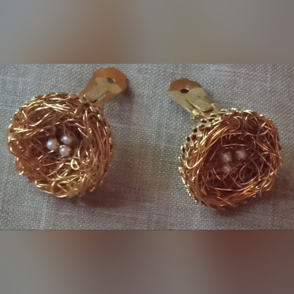 Vintage Gold Tone Wire Bird Nest Egg Rare Clip On Earrings - Picture 2 of 6